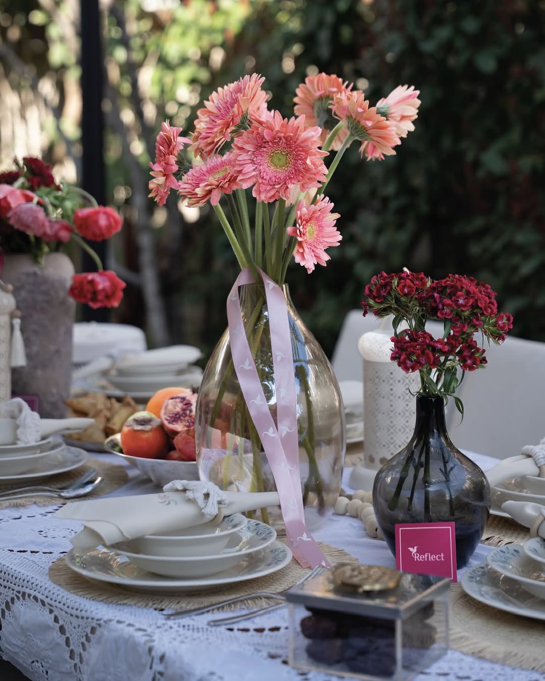 Detalle de arreglo floral refinado de Reflect By Lina